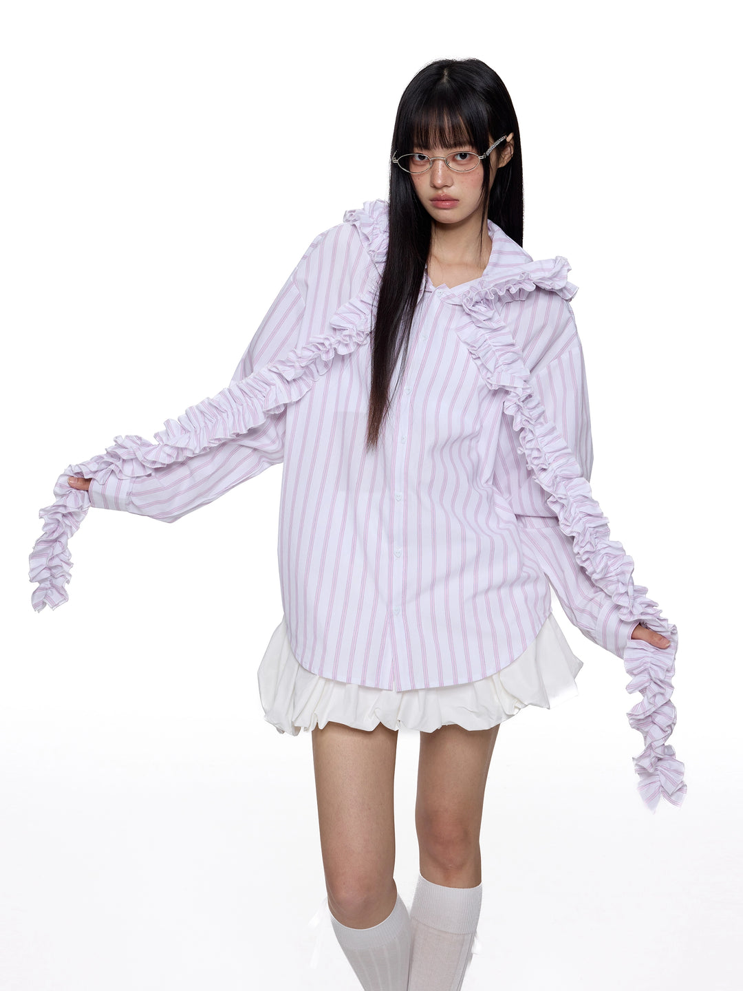 Gestreiftes, plissiertes, kapuzenbehangenes Shirt mit Quasten 