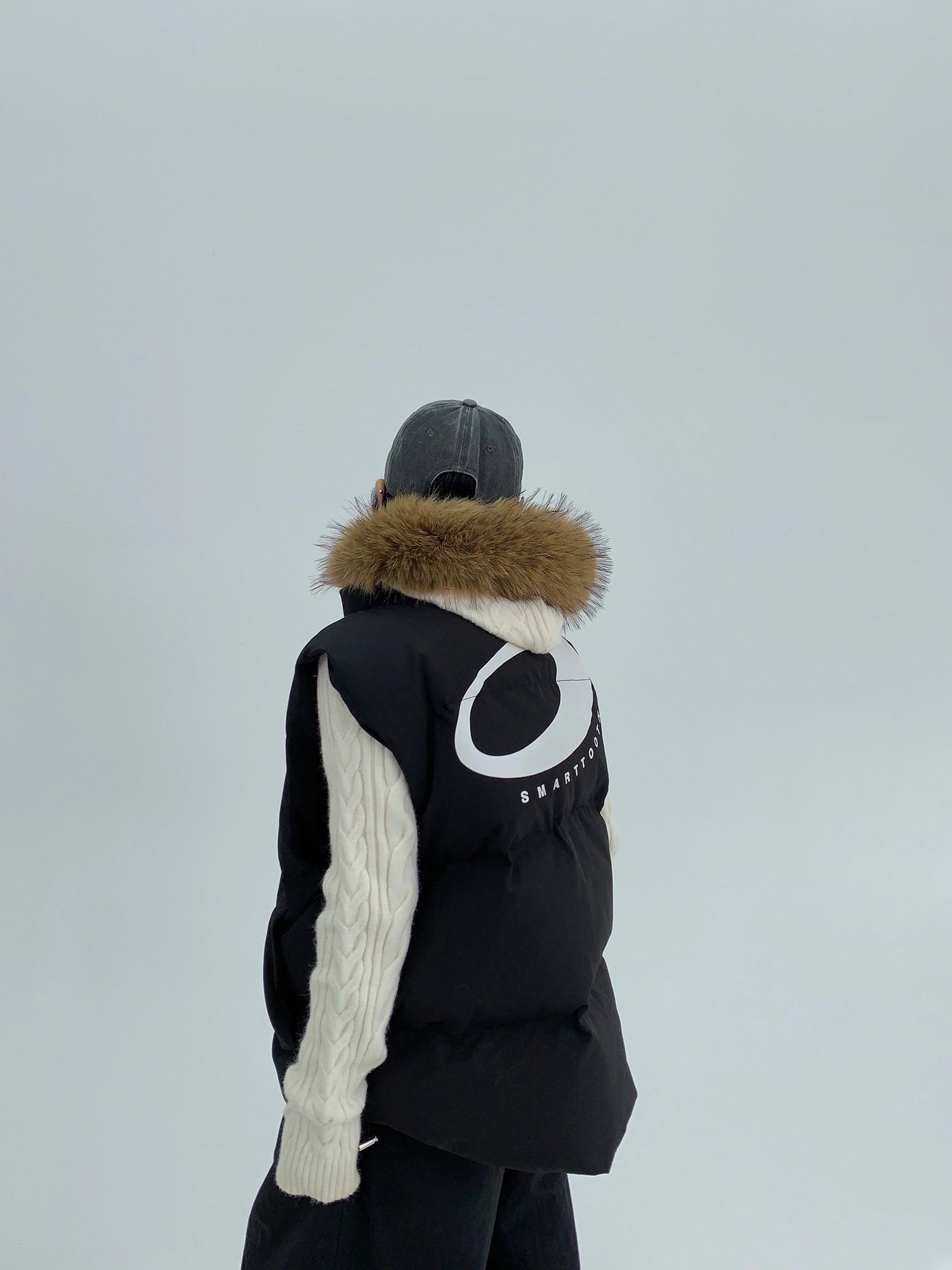 가짜 모피 후드가 달린 퍼프 조끼 