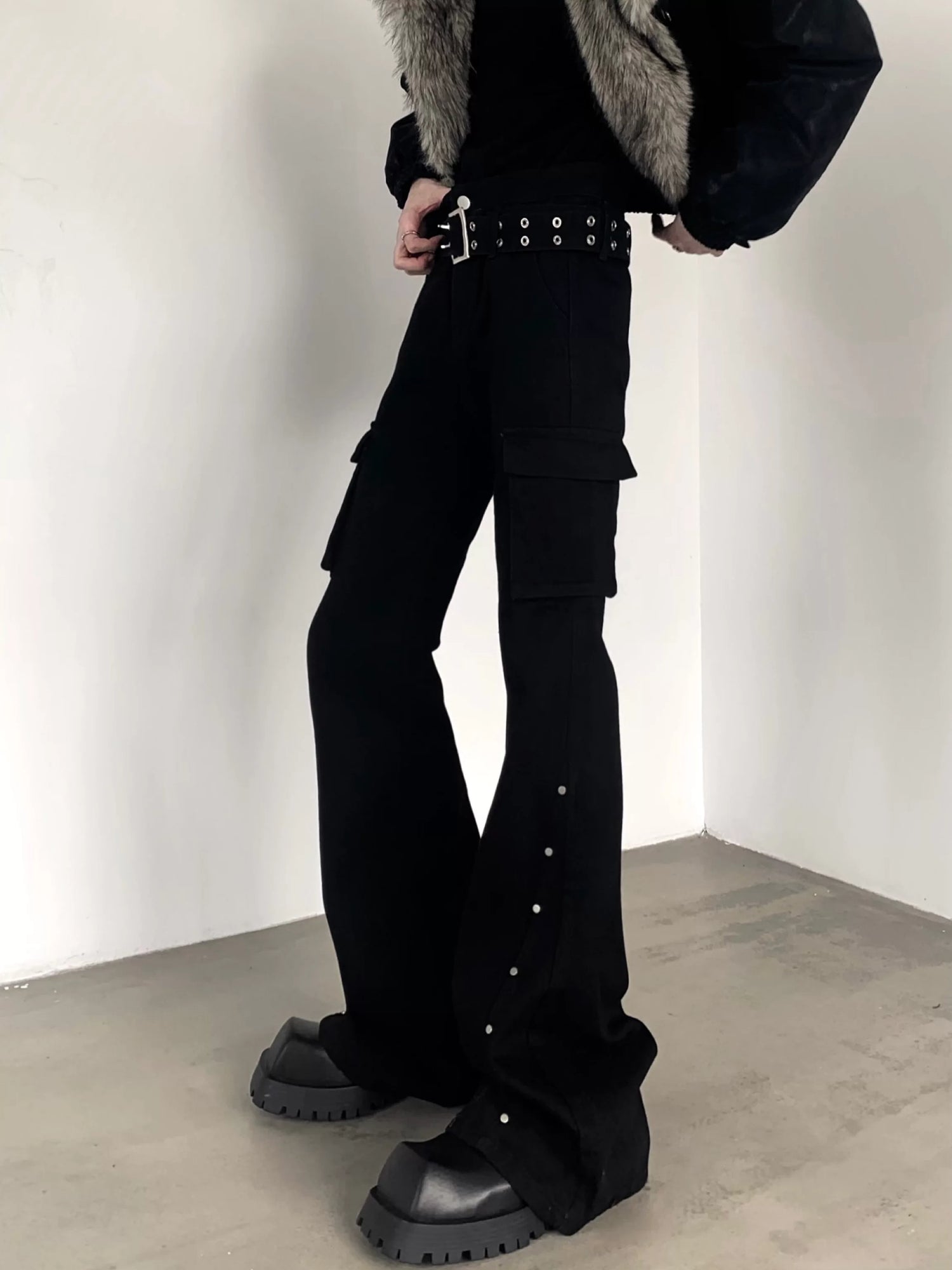 벨트가 있는 스터드 플레어 카고 팬츠 