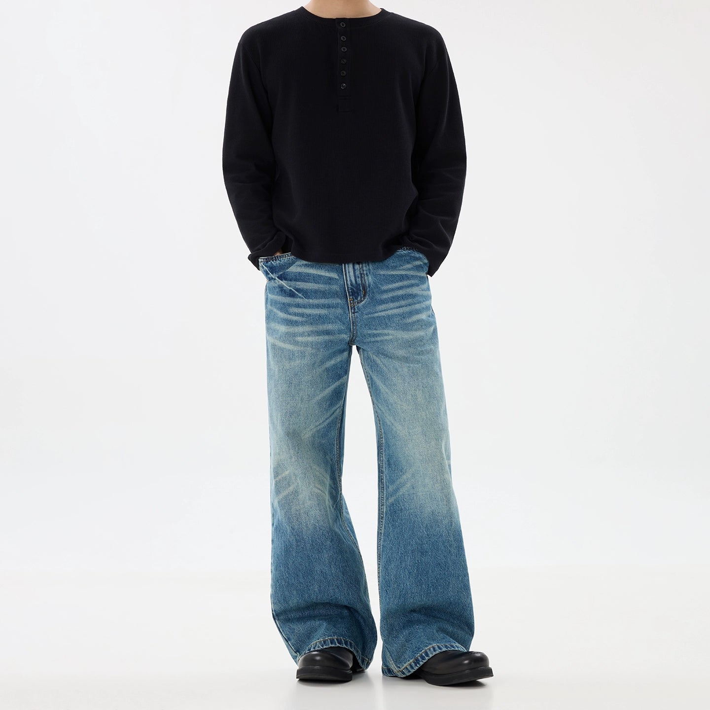 بنطلونات جينز مستقيمة واسعة الساق مع تأثيرات متهالكة 