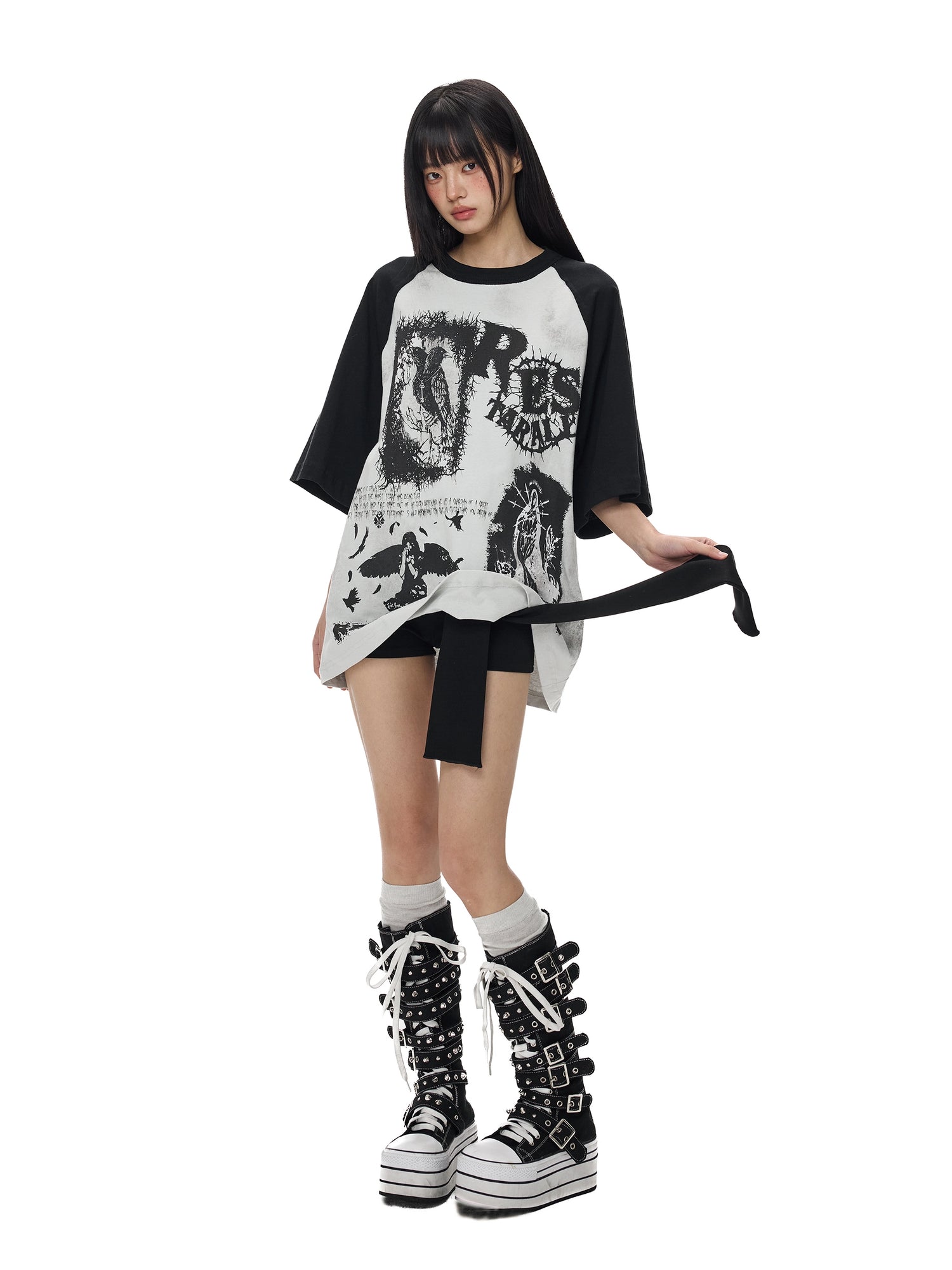 تي شيرت قصير الأكمام واسع بطبعة جرافيتي 