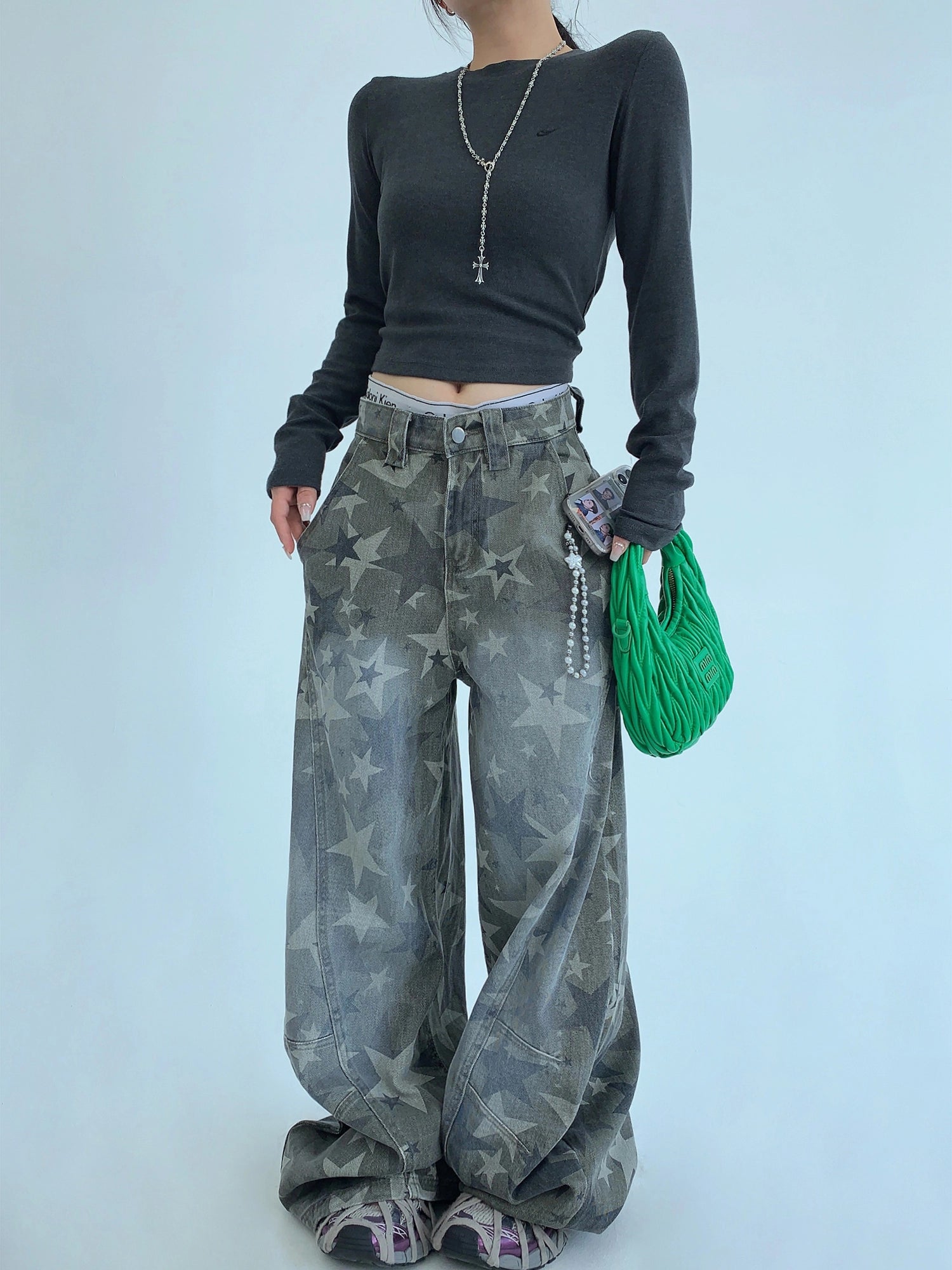 Jeans a gamba larga con stampa a stelle strappata 