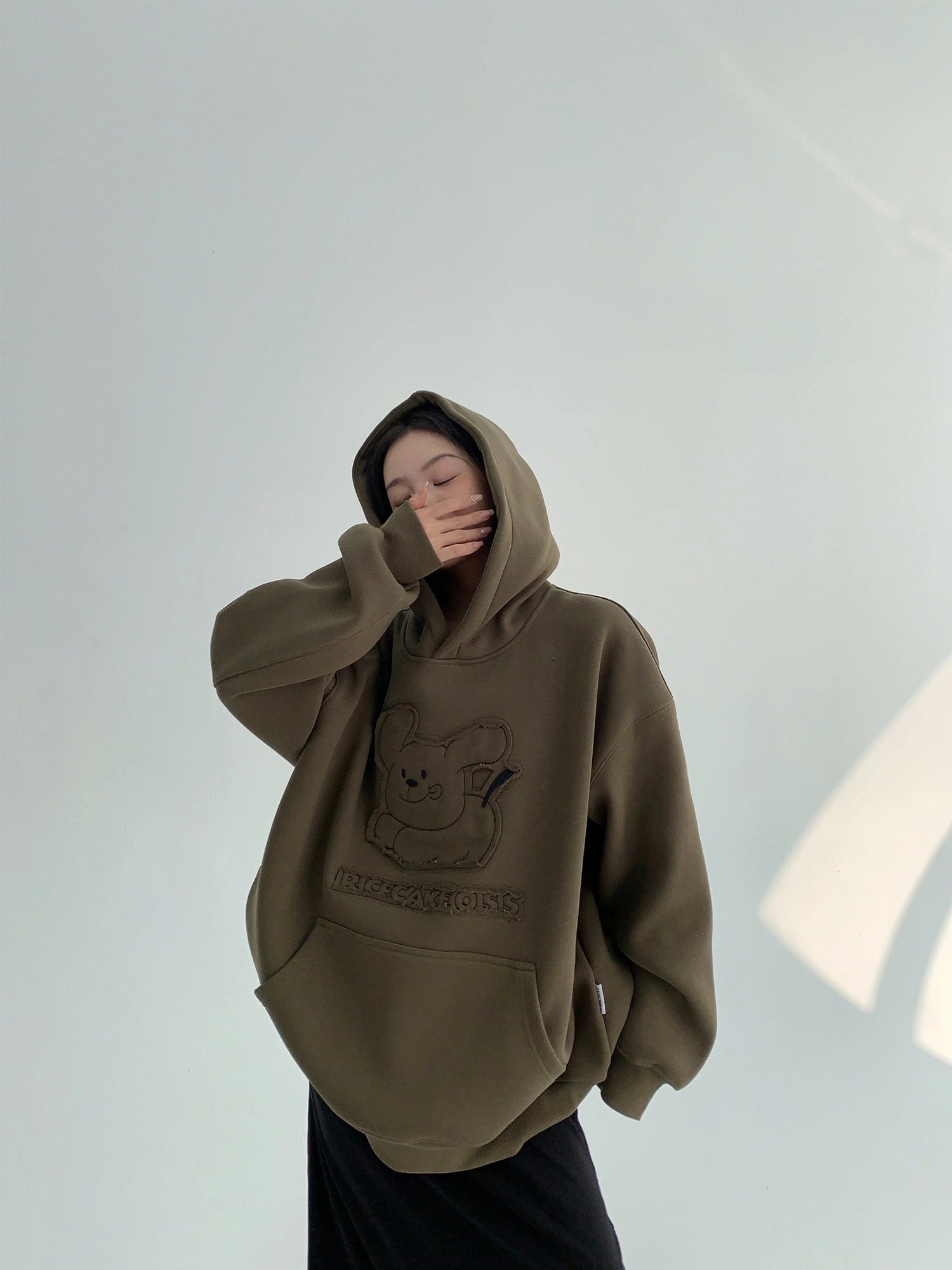 Felpa con cappuccio in pile oversize con stampa di cartone 