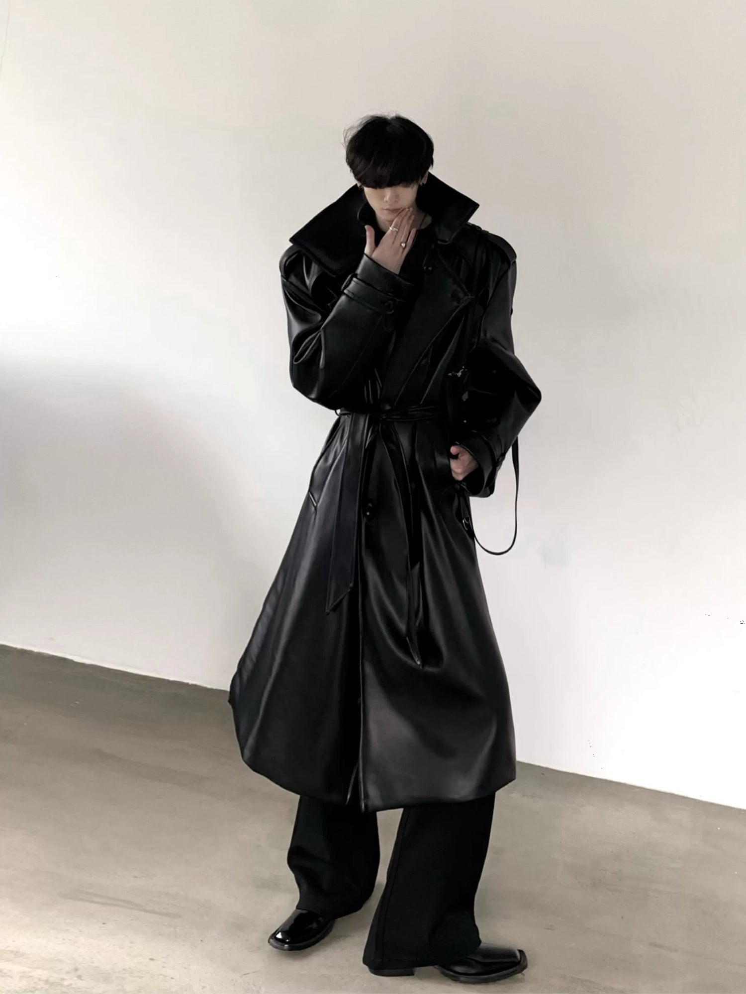 Lungo cappotto trench in finta pelle con cintura 