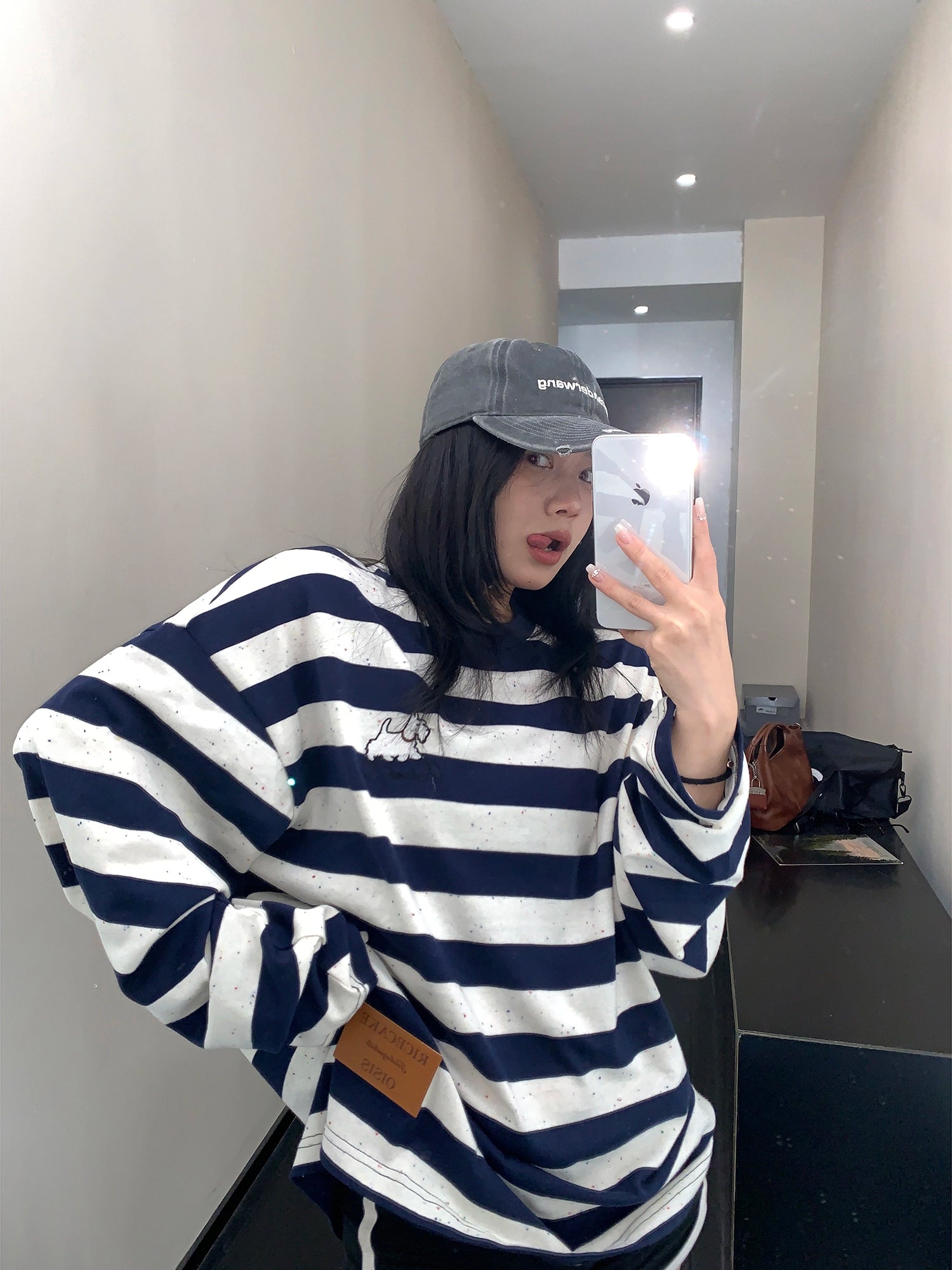 Maglione a collo alto lungo ricamato a righe e morbido 