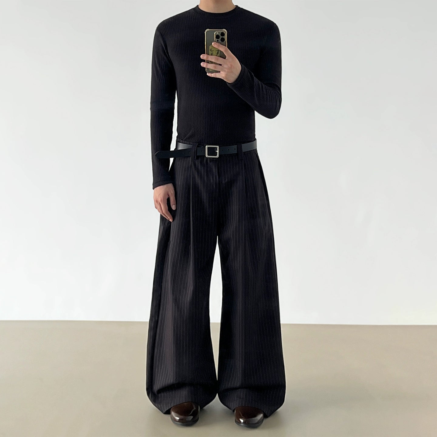 سروال بدلة واسع من القماش المخطط بالثنيات 