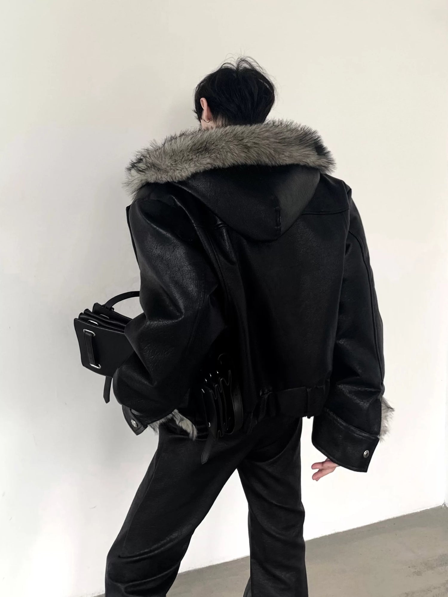 Кожаная куртка с воротником из искусственного меха 