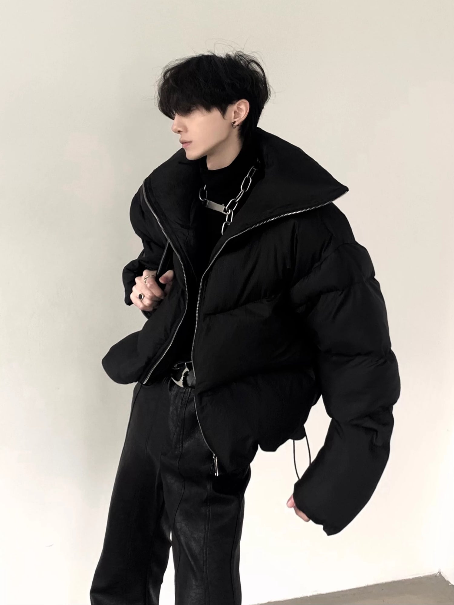 Короткая куртка-пуховик с высоким воротником 