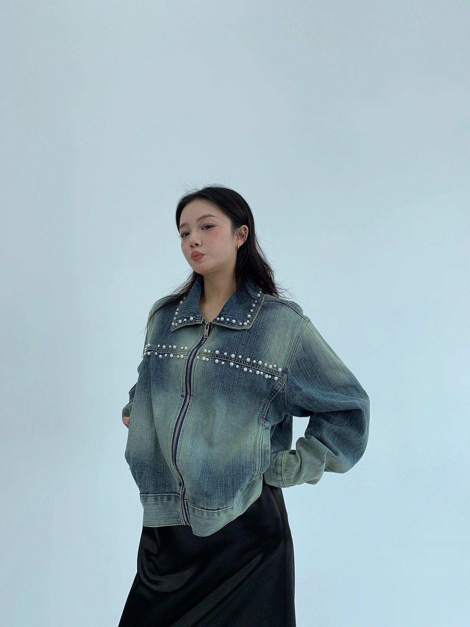 جاكيت جين قصير مزين بالخرز بتصميم متعثر 