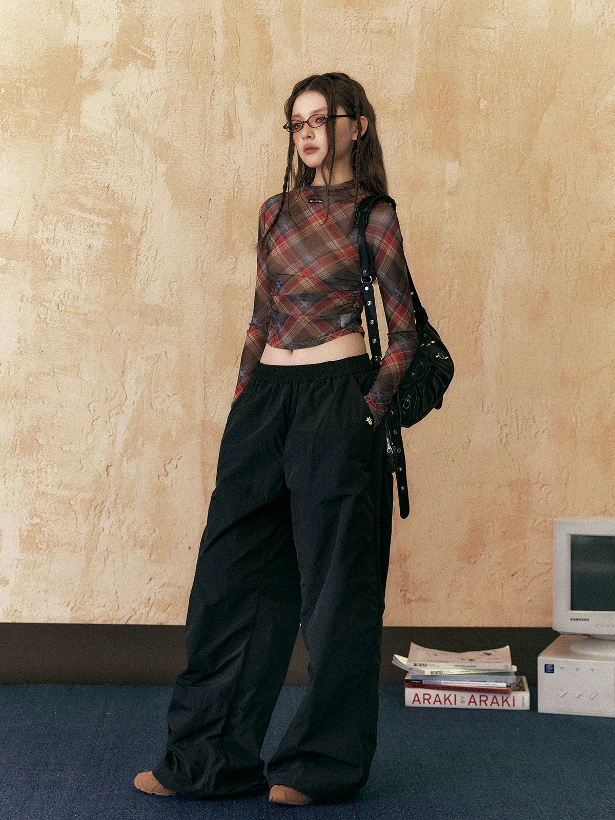 بلوزة بأكمام قصيرة وقصة ضيقة بنمط مربعات قديمة 