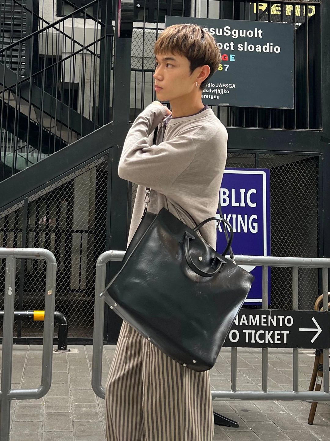 Büyük Kapasiteli Çok Amaçlı Çapraz Askılı Evrak Çantası 