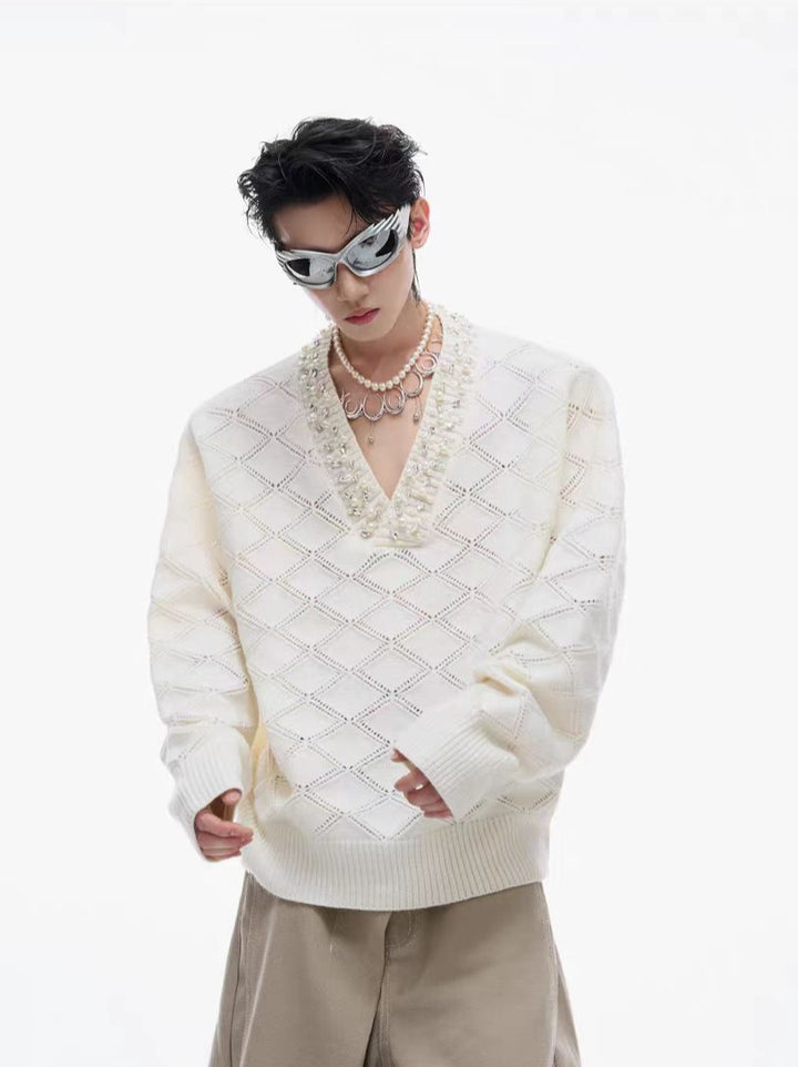 Sweter dzianinowy z dekoltem w serek ozdobiony diamentami 