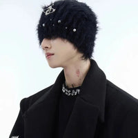 Chapeau en fausse fourrure avant-gardiste avec des perles 