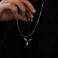 Collana in cuoio minimalista con pendente 