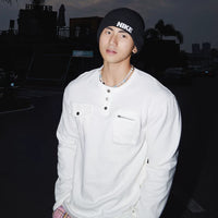 تي شيرت هينلي بأكمام طويلة مع جيبين مزدوجين 