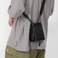 조절 가능한 스트랩이 있는 컴팩트 크로스바디 가죽 지갑 