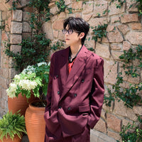 Completo con giacca doppiopetto e spalle larghe 