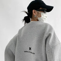 هودي كبير الحجم بتصميم مينيمايلي 