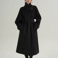 معطف طويل من الصوف مع ياقة قائمة وحزام 