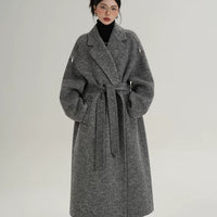 معطف طويل من الصوف مزود بحزام وسحاب على الأكتاف 