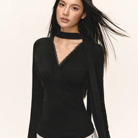 بلوزة بأكمام طويلة مع حواف دانتيل على شكل V 