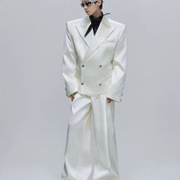 Ensemble de costume évasé en silhouette brillante et liquide 