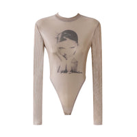 جسم علوي بأكمام طويلة من الشبك الشفاف مع رسومات 