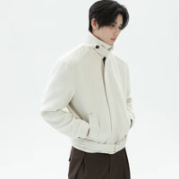 سترة من الصوف ذات ياقة مرتفعة مع كتفين مُهيكلين 