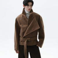 Giacca in lana doppiopetto con cintura e colletto alto 