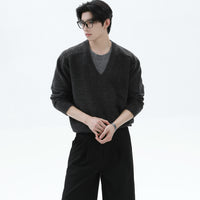 سويت شيرت مزيف بطبقة مزدوجة بياقة على شكل V من الصوف المحبوك 