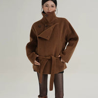 معطف صوف قصير مزود بحزام مع ياقة عالية 