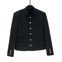 جاكيت بدلة بأزرار معدنية وأعلى ياقة 