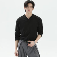 تي شيرت بأكمام طويلة وفتحة على شكل حرف V من المخمل 