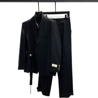 طقم سترة وبنطلون بحمالات 