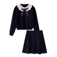 طقم سترة محبوكة وتنورة مع ياقة دانتيل وزخرفة على شكل ربطة 