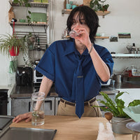 ネクタイ付きのショートスリーブルーズフィットシャツ 