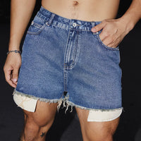 Потертые джинсовые шорты с бахромой 