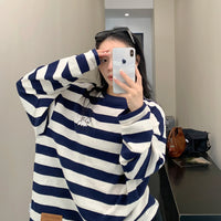 Gestreifter lockerer bestickter Langarm-Turtleneck 