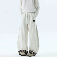 Pantaloni da tuta a gamba larga con coulisse in patchwork leopardato 