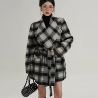 معطف من الصوف بطول متوسط مزود بحزام ومزخرف بمربعات 