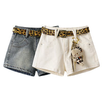 شورت جينز عالي الخصر بحزام نمط الفهد 