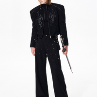 بنطلونات كاجوال واسعة الساق مزينة بالدبابيس من جلد الغزال 