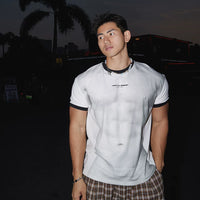 تي شيرت قصير الأكمام بطبعة عضلية ريترو 