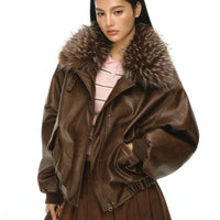 탈부착 가능한 모피 칼라가 있는 인조 가죽 재킷 