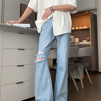 破れたデニムフレアパンツ