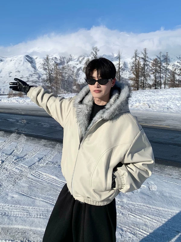 모피 트림이 있는 후드형 인조 가죽 재킷 