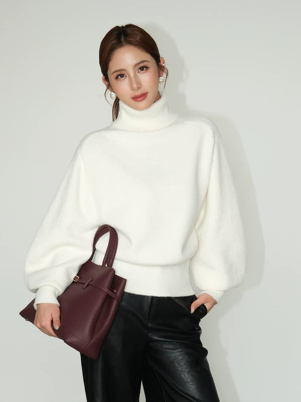 Maglione lavorato a maglia con maniche curve e collo alto 