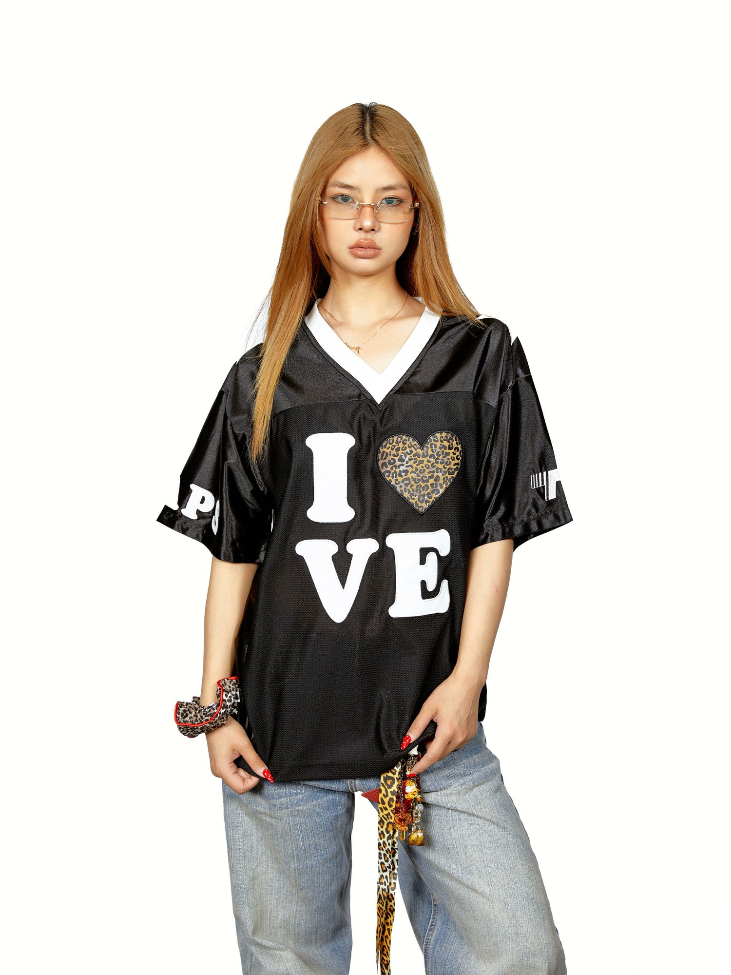 تي شيرت جيرسي بقصة V مطبوع بنقشة الفهد 