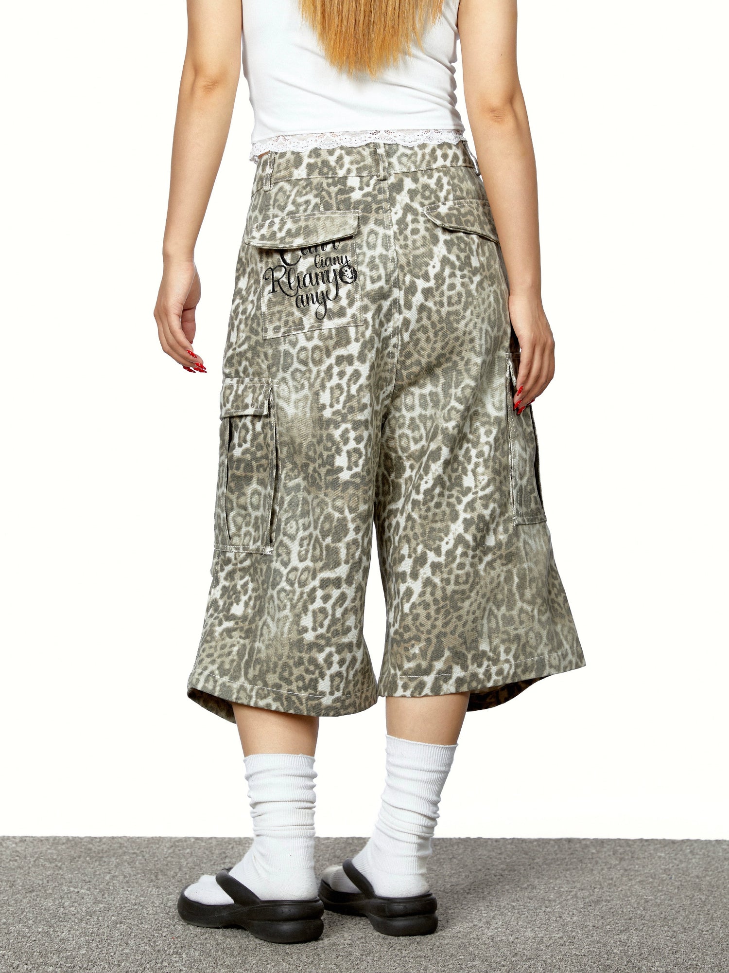 بنطلون جينز مقصوص مطبوع بنقشة الفهد مع طيات 