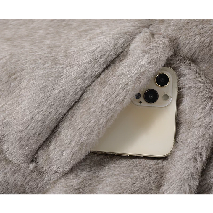 جاكيت شتوي من الفرو الصناعي مع حواف دانتيل 